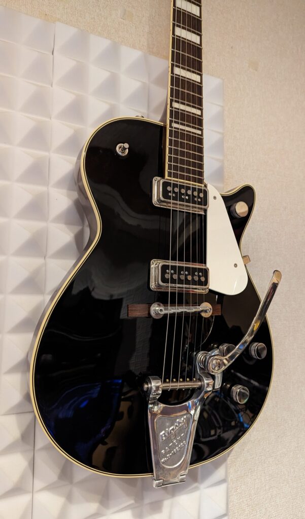 壁に掛けられたGretsch Duo Jetエレキギター。クラシックなデザインで、ピックアップとBigsbyビブラートアームが特徴的。